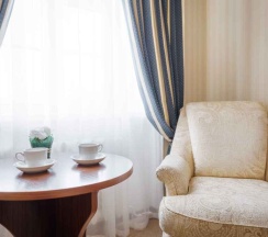 Двухместный полулюкс Grand с красивым видом из окна двуспальная кровать в Селигер Палас