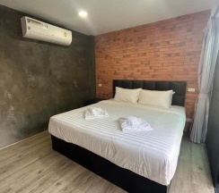 Двухместный номер Standard с видом на сад двуспальная кровать в Uthaithani Resort