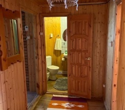 Коттедж с 1 двуспальной кроватью и 1 двухъярусной кроватью в Монастырская изба