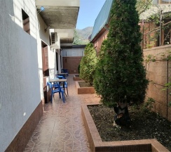 Трехместный номер с отдельным выходом во двор в Guest house city center