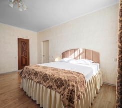 Люкс двухкомнатный с ванной в Лабиринт