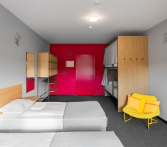 Семейный номер с общей ванной комнатой в Friday center