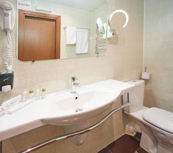 Номер улучшенный с 1 двуспальной кроватью в Azimut Отель Ставрополь