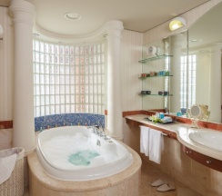 Двухместный люкс Presidential с балконом двуспальная кровать в Herods Palace Hotel