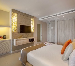 Двухместный Jacuzzi полулюкс с видом на море двуспальная кровать в Cape Sienna Gourmet Hotel & Villas