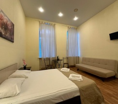 Трехместный номер с двуспальной кроватью и диваном в Boho Centr Nevsky 140 Hotel