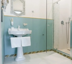 Двухместный полулюкс Provence №70 c 1 комнатой с балконом и с видом на парк двуспальная кровать в Лель