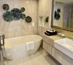 Двухместный люкс c 1 комнатой с видом на океан двуспальная кровать в The Sanctuary Phratamnak Pattaya