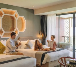 Семейный номер Premier с балконом и с видом на море в Avista Grande Phuket Karon - MGallery