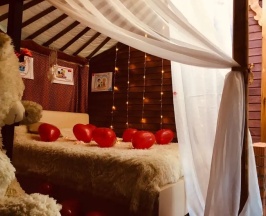 Четырехместный номер с 1 двуспальной или 2 односпальными кроватями в Золотая юрта