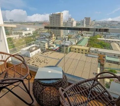 Трёхместный номер Standard с балконом в Gold Plaza Hotel Da Nang