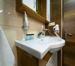 Трёхместный номер Супериор Плюс c 1 комнатой с балконом и с красивым видом из окна в Aimara