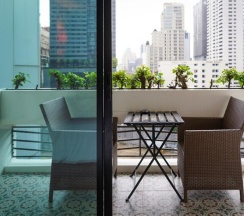 Двухместный люкс с балконом двуспальная кровать в Hotel Mermaid Bangkok