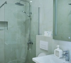 Улучшенная трёхместная комната в Deus