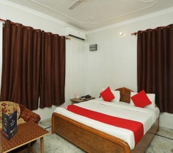 Двухместный номер Standard двуспальная кровать в OYO 14185 Laxmi Yellow Guest House
