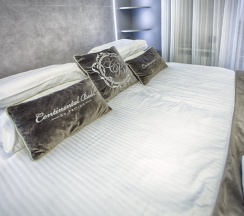 Двухместный номер Superior с балконом и с видом на море двуспальная кровать в Exclusive Hotel&Apartments