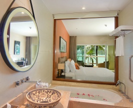 Двухместный номер Andaman с видом на море двуспальная кровать в Phuket Panwa Beachfront Resort