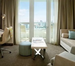 Двухместный полулюкс Tresor с видом на залив (двуспальная кровать) в Fontainebleau Miami Beach