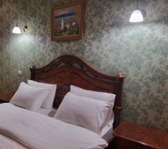 Номер "Делюкс" четырёхместный с двумя двуспальными кроватями в Brut hotel