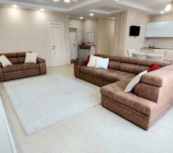 Апартаменты с балконом и с красивым видом из окна в Апартаменты в центре с тремя спальнями на Червякова 55 рядом с парком Победы