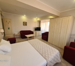 Джуниор сюит с балконом  и видом на город  в Green house