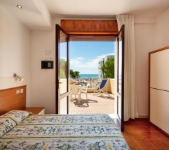 Двухместный номер Deluxe с видом на море двуспальная кровать в Hotel Coralba