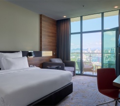 Номер Executive на клубном этаже, с видом на город – с двуспальной кроватью в Pullman Sochi Centre