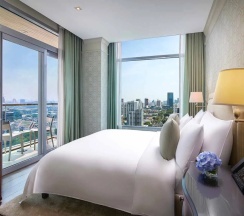 Люкс с 3 комнатами с видом на парк в Oriental Residence Bangkok