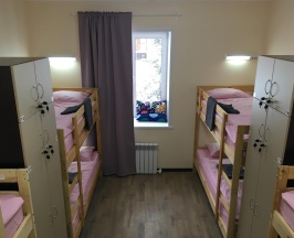 Кровать в 8-местном общем мужском номере в Оригинал