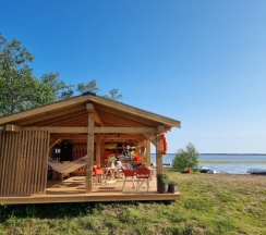 Двухместный Глэмпинг Эко с видом на озеро двуспальная кровать в Глэмпинг на озере Сиг