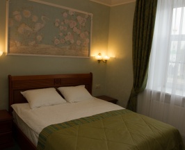 3. Трёхкомнатный "Семейный номер", с видом на Монастырскую площадь в Боровница