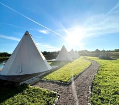 День в Ostrov Camp в Остров Кемп