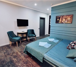 Улучшенный номер с одной кроватью размером Queen Size без окна (Отель Мёд) №9 в Мёд & Маяк