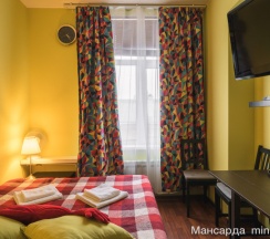 Бюджетный семейный 4-х местный номер с общей ванной комнатой в Мансарда