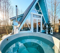 Лазурный дом в А у реки