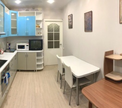 Четырёхместные апартаменты c 1 комнатой с балконом и с красивым видом из окна в Квартира Люкс в Центре