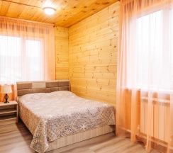 “FAMILY ROOM” благоустроенный номер с двуспальной кроватью, угловым диваном и кухней в Семейный