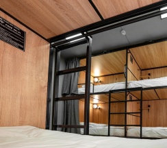 Кровать в общем 8-местном номере (удобства на этаже) в Sleep box