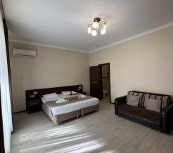 Комната стандарт с 1 двуспальной кроватью и диваном в Фортуна