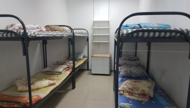 Кровать в общем номере в Родничок