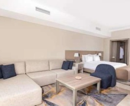 Двухместный полулюкс Blue Planet двуспальная кровать в Rixos Radamis Tirana Hotel