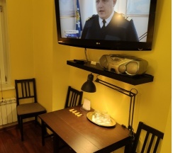 Бюджетный семейный 4-х местный номер с общей ванной комнатой в Мансарда