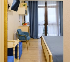 Студия Панорамная улучшенная с балконом, мини кухней и видом на город и море в Амбассадор