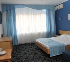 Трёхместный номер Standard с балконом и с видом на море в Шторм