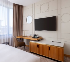 Стандартный номер с видом на город с кроватью Queen в DoubleTree Moscow Arbat