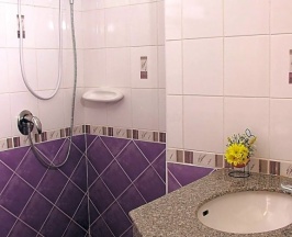 Двухместный семейный номер Standard с балконом и с видом на улицу двуспальная кровать в Krabi River Hotel