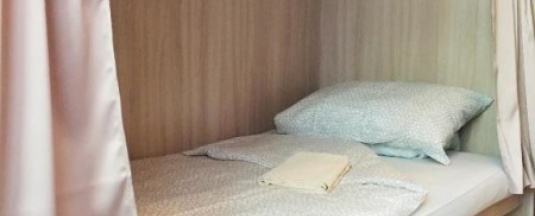 Односпальная кровать в 6-ти местной, общей (для мужчин и женщин) капсульной комнате в Monopoly hostel