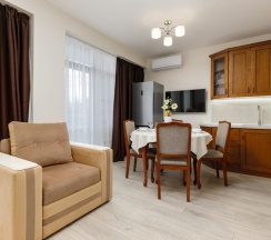 4-местные апартаменты люкс с балконом, вид на горы (#135) в Geo Apart