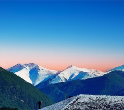 Трехкомнатный улучшенный стандарт с видом на горы | без балкона | 2 этаж в Hayat Haus