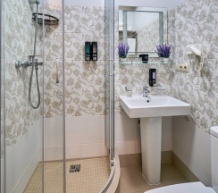 Студия Панорамная с балконом, мини кухней и видом на город и зелёную зону в Амбассадор